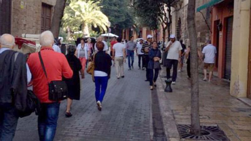 Turistas paseando por la calle