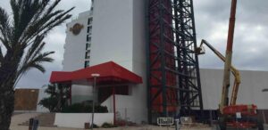 Instalaci&oacute;n de una estructura met&aacute;lica en un hotel en Playa d'en Bossa.