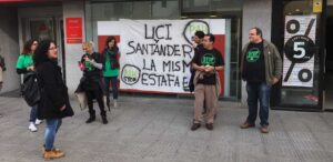 Aitor Morr&aacute;s (1&ordm; dcha) se uni&oacute; a la PAH en una protesta ante la sucursal del Banco de Santander en Vila el viernes.
