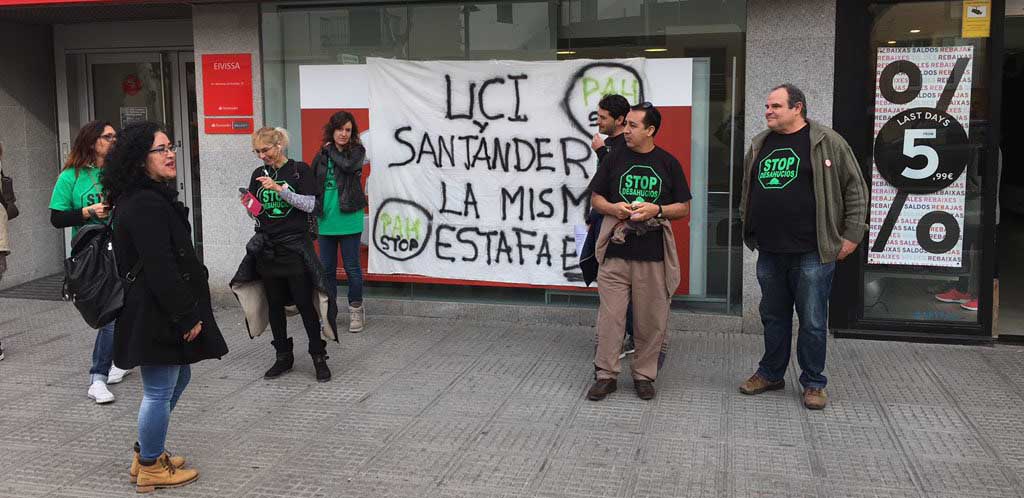 Aitor Morrás (1º dcha) se unió a la PAH en una protesta ante la sucursal del Banco de Santander en Vila el viernes.