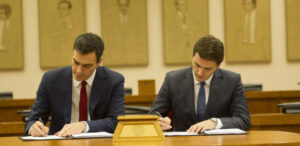 Pedro S&aacute;nchez (PSOE) y Albert Rivera (C's) firman el acuerdo de legislatura