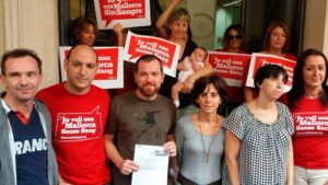 Activistas junto a diputados en el Parlament