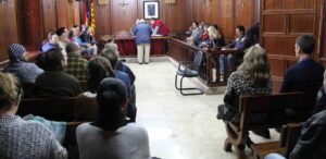 El alcalde ha firmado los contratos en la sala de plenos