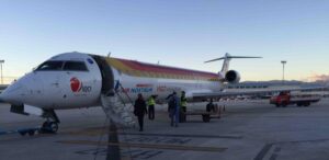 Avi&oacute;n interislas de Air Nostrum en el aeropuerto de Eivissa