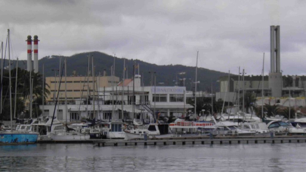 Embarcaciones atracadas en los pantalanes del Club Náutico de Ibiza