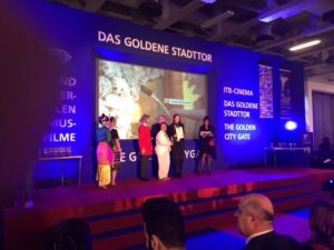 La concejala de Turismo, Gl&ograve;ria Corral, recogiendo el premio