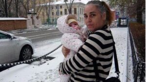 Teresa Gregorio y su hija en Rusia