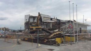 Obras de demolici&oacute;n de la antigua estaci&oacute;n mar&iacute;tima de Es Martell