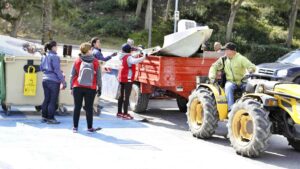 Voluntarios de la Asociaci&oacute;n de Vecinos recogieron centenares de kilos de basura