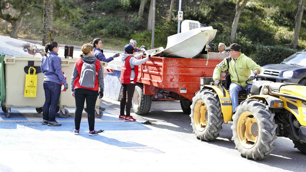 Voluntarios de la Asociación de Vecinos recogieron centenares de kilos de basura