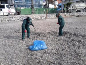 Trabajadoras limpiando la playa