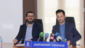 El conseller Vicen&ccedil; Vidal con el alcalde de Vila Rafel Ruiz