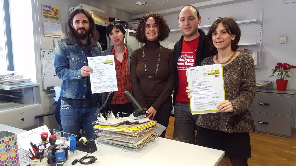 Los partidos del Govern junto a representantes de asociaciones animalistas