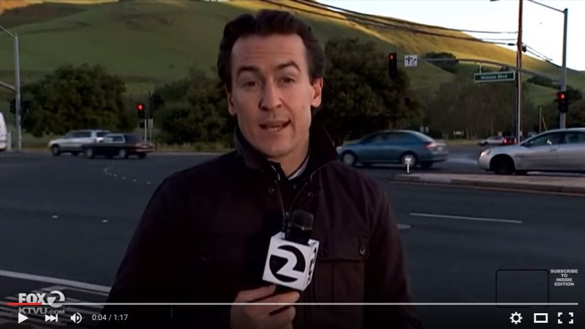 Reportero casi atropellado