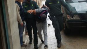 Asesin&oacute; son servera