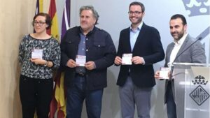 Hila posa con representantes de los comercios