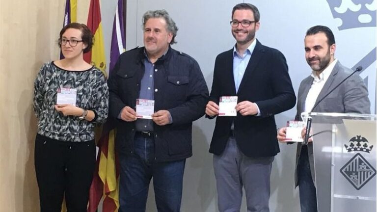 Hila posa con representantes de los comercios
