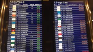 Una de las pantallas del aeropuerto