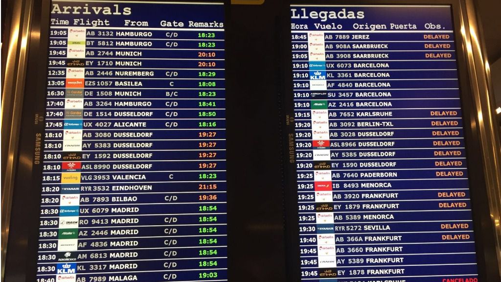 Una de las pantallas del aeropuerto