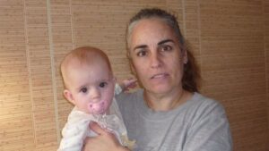 Mar&iacute;a Teresa Gregorio junto a su beb&eacute;