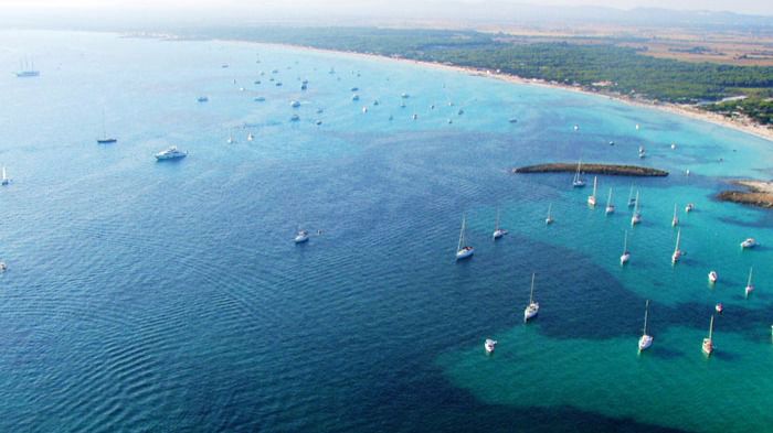 Barcos fondeo