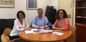 La diputada ibicenca Sof&iacute;a Hernanz (izq) reunida con Carlos Bravo y Pilar Lucio