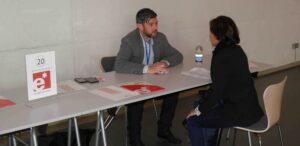Un candidato entrega un curr&iacute;culum a una de las empresas participantes