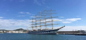 Crucero de lujo atracado en el puerto de Eivissa