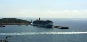 Un crucero atracado en el dique de Botafoc, en el puerto de Eivissa
