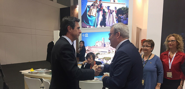 El ministro de Turismo conversando con el presidente del Consell de Eivissa