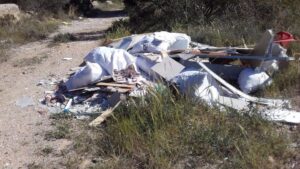 Restos de obra retirados por los servicios municipales