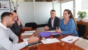 Representantes del Consell, Plataforma Afectados por los Alquileres y Agencia Tributaria durante la reuni&oacute;n