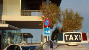 Parada de taxis en la estaci&oacute;n mar&iacute;tima