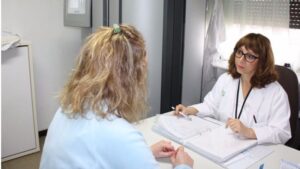 Una paciente en la consulta de un m&eacute;dico de un centro de salud