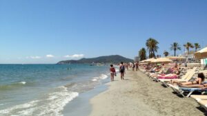 Hamacas y sombrillas en Playa den Bossa, Sant Josep