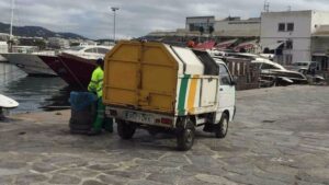 Un veh&iacute;culo de la vieja concesionaria trabando en la Marina