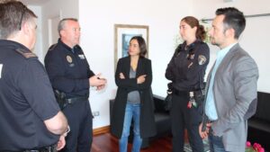 El alcalde Ruiz y la concejal Torres, junto a los dos polic&iacute;as locales