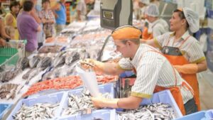 La cadena da servicio diario y directo de pescado fresco a sus 47 tiendas de las islas