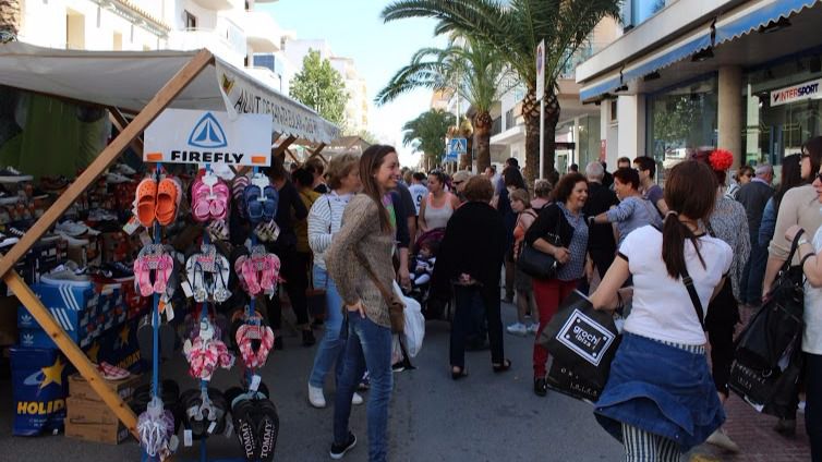 Centenares de curiosos abarrotaron las calles de Santa Eulària