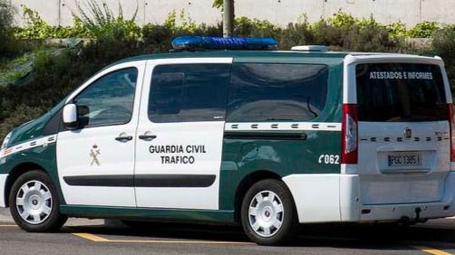 Un equipo de atestados de la Guardia Civil de Tráfico investiga el siniestro