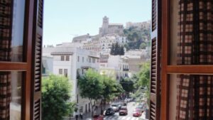 Vista de Dalt Vila desde una habitaci&oacute;n del Montesol