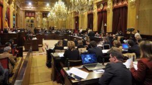 Parlament balear durante una sesi&oacute;n plenaria