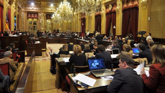 Parlament balear durante una sesión plenaria