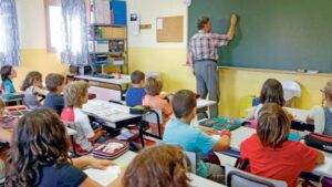 Ni&ntilde;os asistiendo a una clase