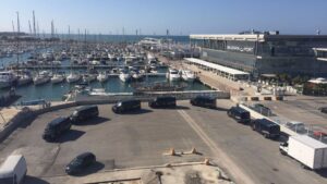 Furgones de la Polic&iacute;a Nacional embarcan en D&eacute;nia