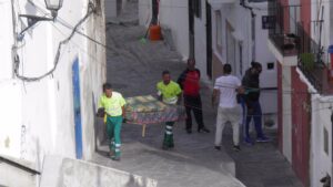 Operarios sacan enseres de las viviendas afectadas por el desalojo forzoso