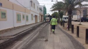 En la calle Talamanca han empezado los trabajos para mejorar el firme