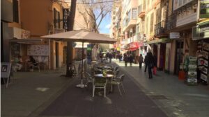 Vecinos y comerciantes quieren que las mesas se queden en el centro