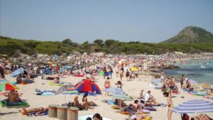 Playa llena de turistas