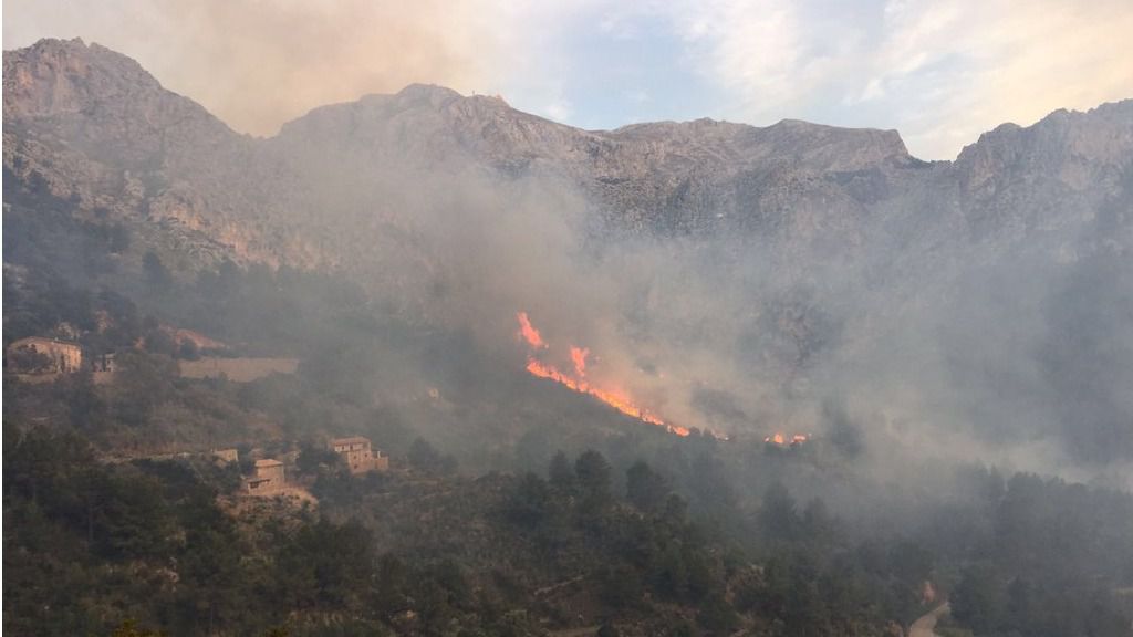 Una de las primeras imágenes del fuego
